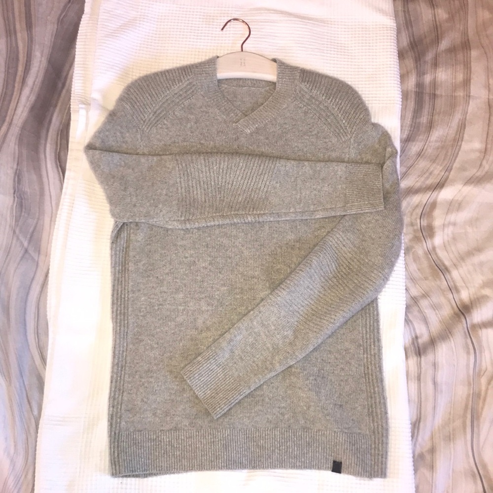 Kit & Ace Ash V neck cashmere sweater unisex